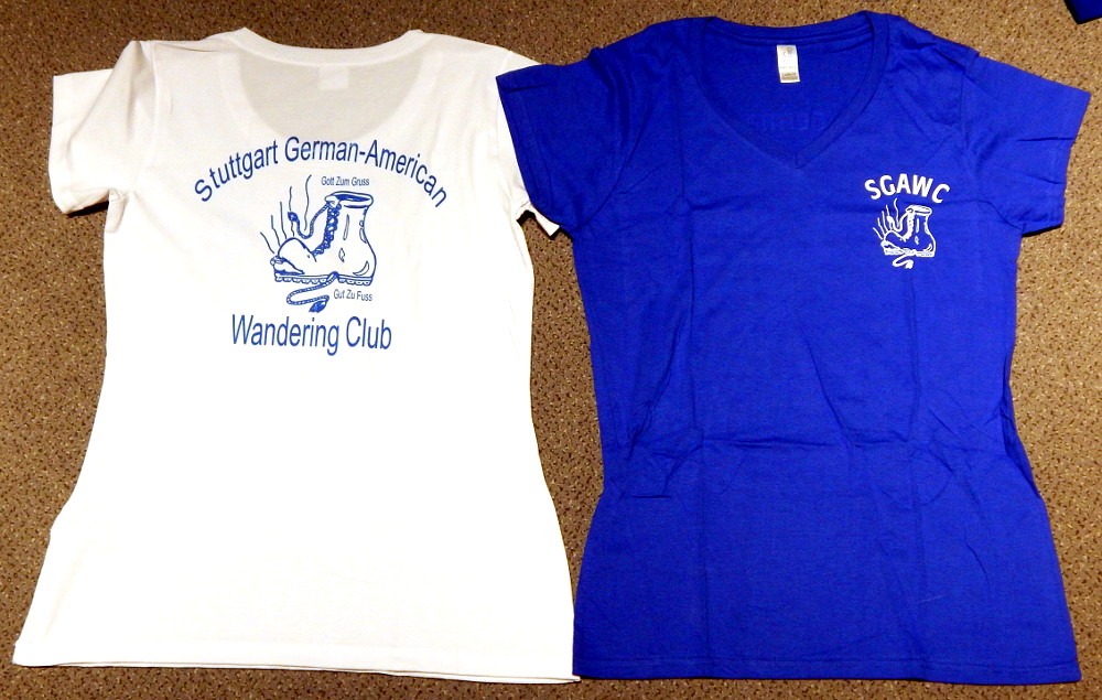 Weißes T-Shirt mit tiefem Ausschnitt und blaues T-Shirt mit V-Ausschnitt - Stuttgart German-American Wandering Club 1972